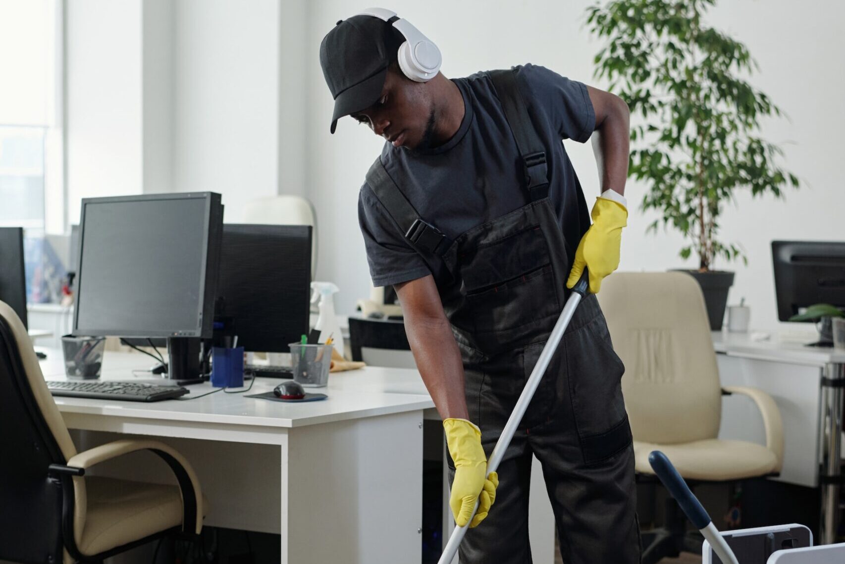 Discover the Benefits of Green Cleaning Practices in the Workplace with MM Services